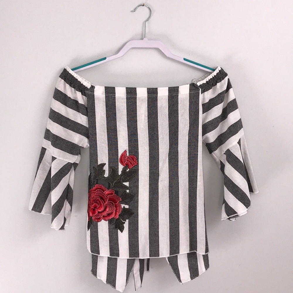Blouse ties in the back. Grey/white stripped🌹